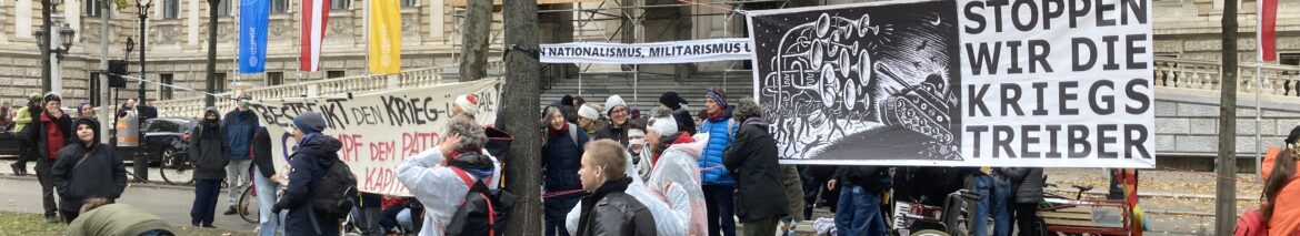 Bild von der Anitkriegsaktion am Wiener Ring am 26.10.2025. Im Bild ein Transparent mit der Aufschrift: 