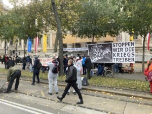Bild von der Anitkriegsaktion am Wiener Ring am 26.10.2025. Im Bild ein Transparent mit der Aufschrift: "Stoppen wir die Kriegsreiber".