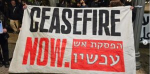 Transparent mit der Boschaft "Ceasefire neu" auf Englisch und Hebräisch