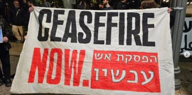 Transparent mit der Boschaft "Ceasefire neu" auf Englisch und Hebräisch