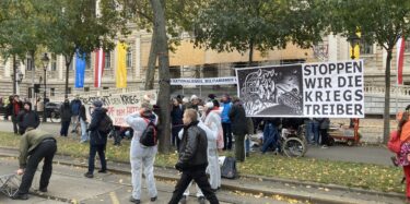Bild von der Aktion gegen Aufrüstung mit sterbenden und verwundeten Menschen auf dem Ring in Wien