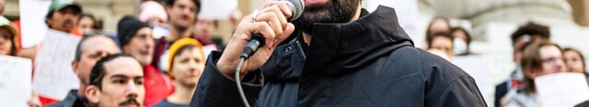 Mamdani auf der Resist Fascism Versammlung in Bryant Park, Oktober 2024. Foto: Bingjiefu He/Wikimedia Commons