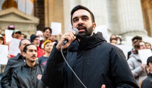 Mamdani auf der Resist Fascism Versammlung in Bryant Park, Oktober 2024. Foto: Bingjiefu He/Wikimedia Commons