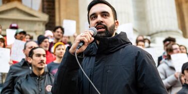 Mamdani auf der Resist Fascism Versammlung in Bryant Park, Oktober 2024. Foto: Bingjiefu He/Wikimedia Commons