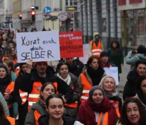 Bild von einer der Demos zu den Kollektivvertragsverhandlungen in Wien mit der Botschaft: Kürzt euch doch selber.