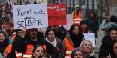 Bild von einer der Demos zu den Kollektivvertragsverhandlungen in Wien mit der Botschaft: Kürzt euch doch selber.