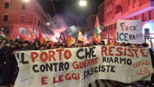 Streiktransparent in Ancona mit dem Text: "Der Hafen, der sich Kriegen, Aufrüstung und faschistischen Gesetzen widersetzt"