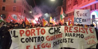 Streiktransparent in Ancona mit dem Text: "Der Hafen, der sich Kriegen, Aufrüstung und faschistischen Gesetzen widersetzt"
