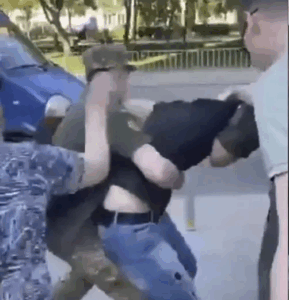 Bild von der mit Gewalt durchgeführten Menschenjagd auf einen Wehrpflichtigen in der Ukraine