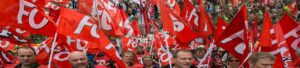 Die französische Gewerkschaft FO mit zahlreichen Fahnen auf einer Demo