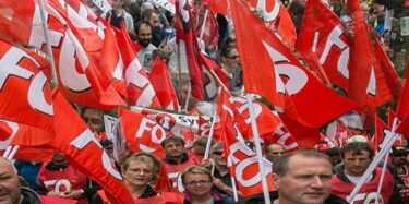 Die französische Gewerkschaft FO mit zahlreichen Fahnen auf einer Demo